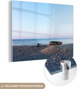 MuchoWow® Glasschilderij 120x90 cm - Schilderij acrylglas - Strand - Boot - Zee - Foto op glas - Schilderijen