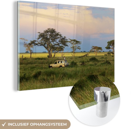 MuchoWow® Glasschilderij 90x60 cm - Schilderij acrylglas - Safari auto rijdt door het Nationaal park Serengeti in Afrika - Foto op glas - Schilderijen