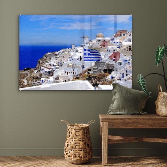 Drapeau de la Grèce entre les maisons blanches Plexiglas 120x80 cm - Tirage photo sur Glas (décoration murale en plexiglas)
