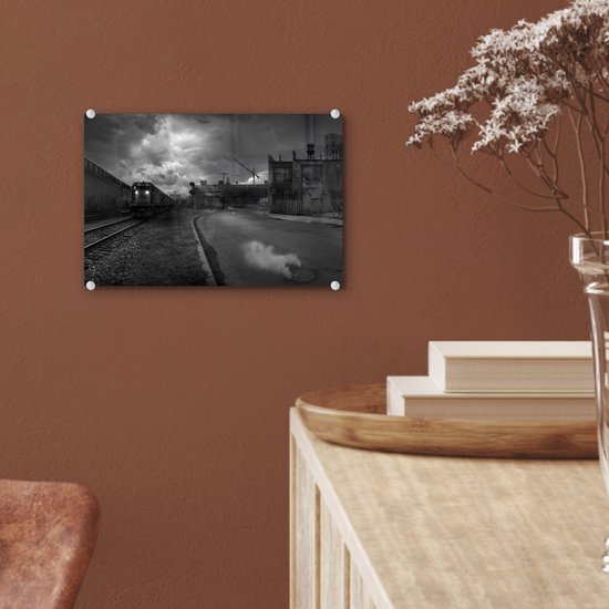 MuchoWow® Peinture sur verre 30x20 cm - Peinture sur verre acrylique - Bâtiments abandonnés à côté d'une voie ferrée - noir et blanc - Photo sur verre - Peintures