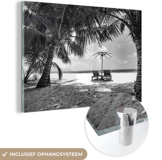 MuchoWow® Glasschilderij 120x80 cm - Schilderij acrylglas - Strandstoelen op een tropisch strand - zwart wit - Foto op glas - Schilderijen