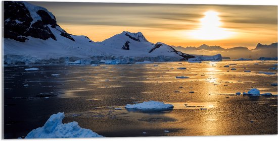 Acrylglas - IJsbergen langs Bevroren Meer tijdens Felle Zonsondergang - 100x50 cm Foto op Acrylglas (Wanddecoratie op Acrylaat)