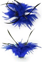 Bloem blauw/wit met veertjes op clip/speld