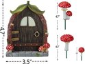 Une petite maisonnette féerique marron avec un toit de feuilles vertes, avec des dimensions et des champignons rouges sur des bâtons.