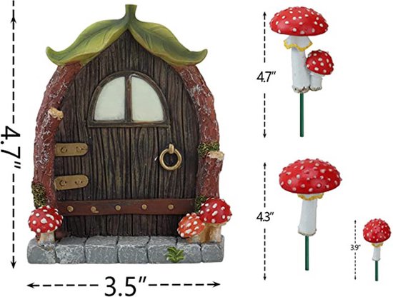 Une petite maisonnette féerique marron avec un toit de feuilles vertes, avec des dimensions et des champignons rouges sur des bâtons.