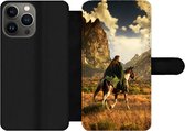 Bookcase iPhone 13 Pro Max Bookcase - Cheval - Cavalier - Nature - Avec compartiments - Etui portefeuille avec fermeture aimantée
