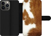 Bookcase Geschikt voor iPhone 13 Pro Max telefoonhoesje - Een gevlekte koeienhuid - Met vakjes - Wallet case met magneetsluiting
