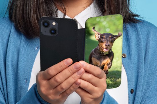 Bookcase Adaptée à la coque de téléphone iPhone 13 - Un Teckel sprintant - Avec compartiments - Étui portefeuille avec fermeture magnétique