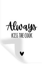 Muurstickers - Sticker Folie - Always kiss the cook - Koken - Kok - Keuken - Spreuken - 80x120 cm - Plakfolie - Muurstickers Kinderkamer - Zelfklevend Behang - Zelfklevend behangpapier - Stickerfolie