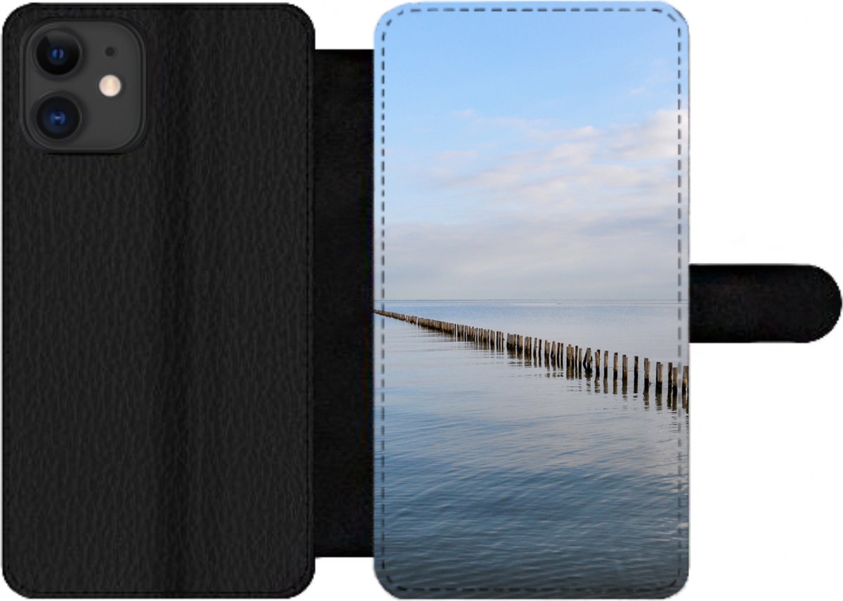 Telefoonhoesje Geschikt voor iPhone 12 Pro Max telefoonhoesje - Noordzee - Wolken - Water - Met vakjes - Wallet case met magneetsluiting
