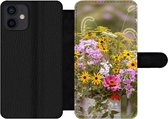 Bookcase Geschikt voor iPhone 12 telefoonhoesje - Bloemen - Gieter - Kleur - Met vakjes - Wallet case met magneetsluiting