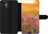 Bookcase Geschikt voor iPhone 12 Pro telefoonhoesje - Bloemen - Goud - Zon - Met vakjes - Wallet case met magneetsluiting