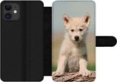 Bookcase Geschikt voor iPhone 12 Pro telefoonhoesje - Wolf - Kind - Hout - Met vakjes - Wallet case met magneetsluiting