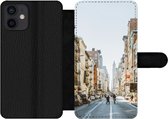 Bookcase Geschikt voor iPhone 12 telefoonhoesje - Drukke straat in New York - Met vakjes - Wallet case met magneetsluiting