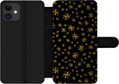 Bookcase Geschikt voor iPhone 12 Pro Max telefoonhoesje - Kerst - Sneeuwvlok - Goud - Met vakjes - Wallet case met magneetsluiting