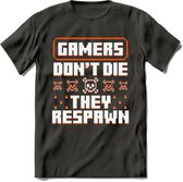 Gamers don't die pixel T-shirt | Oranje | Gaming kleding | Grappig game verjaardag cadeau shirt Heren – Dames – Unisex | - Donker Grijs - L