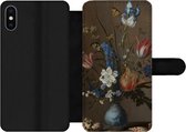 Bookcase Geschikt voor iPhone XS telefoonhoesje - Bloemen in een Wan-Li vaas en schelpen - Schilderij van Balthasar van der Ast - Met vakjes - Wallet case met magneetsluiting