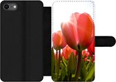 Bookcase Geschikt voor iPhone 7 telefoonhoesje - Bloemen - Tulpen - Zon - Met vakjes - Wallet case met magneetsluiting