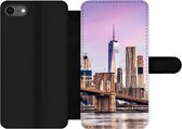 Bookcase Geschikt voor iPhone 7 telefoonhoesje - Brooklyn Brug en de skyline van New York - Met vakjes - Wallet case met magneetsluiting