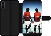 Bookcase Geschikt voor iPhone XS telefoonhoesje - Een illustratie van twee voetballers in een stadion - Jongens - Meiden - Kids - Met vakjes - Wallet case met magneetsluiting