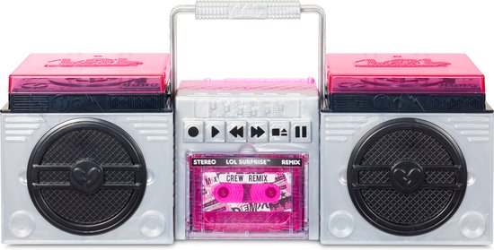 Zilveren L.O.L. Surprise! Remix boombox met roze deksels, twee speakers en een cassettebandje.