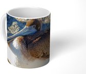 Mok - Een close-up van een bruine pelikaan op het strand - 350 ML - Beker - Uitdeelcadeautjes