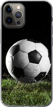 Geschikt voor iPhone 12 Pro hoesje - Voetbal in het gras - Siliconen Telefoonhoesje