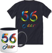 56 Jaar Vrolijke Verjaadag T-shirt met mok giftset Zwart | Verjaardag cadeau pakket set | Grappig feest shirt Heren – Dames – Unisex kleding | Koffie en thee mok | Maat M