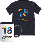 18 Jaar Vrolijke Verjaadag T-shirt met mok giftset Zwart | Verjaardag cadeau pakket set | Grappig feest shirt Heren – Dames – Unisex kleding | Koffie en thee mok | Maat S