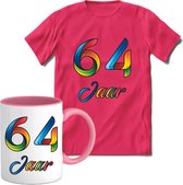 64 Jaar Vrolijke Verjaadag T-shirt met mok giftset Roze | Verjaardag cadeau pakket set | Grappig feest shirt Heren – Dames – Unisex kleding | Koffie en thee mok | Maat 3XL