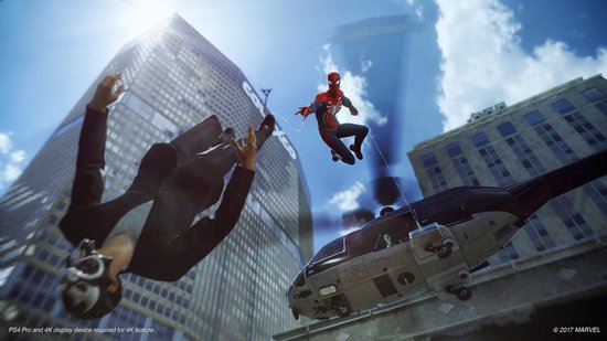 Spider-Man in rood en blauw pak, zwaaiend met webben, tussen wolkenkrabbers boven een vallend persoon.