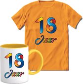 18 Jaar Vrolijke Verjaadag T-shirt met mok giftset Geel | Verjaardag cadeau pakket set | Grappig feest shirt Heren – Dames – Unisex kleding | Koffie en thee mok | Maat 3XL