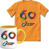 60 Jaar Vrolijke Verjaadag T-shirt met mok giftset Geel | Verjaardag cadeau pakket set | Grappig feest shirt Heren – Dames – Unisex kleding | Koffie en thee mok | Maat S