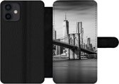 Bookcase Geschikt voor iPhone 12 Mini telefoonhoesje - Architectuur - New York - Brooklyn Bridge - Water - Zwart wit - Met vakjes - Wallet case met magneetsluiting