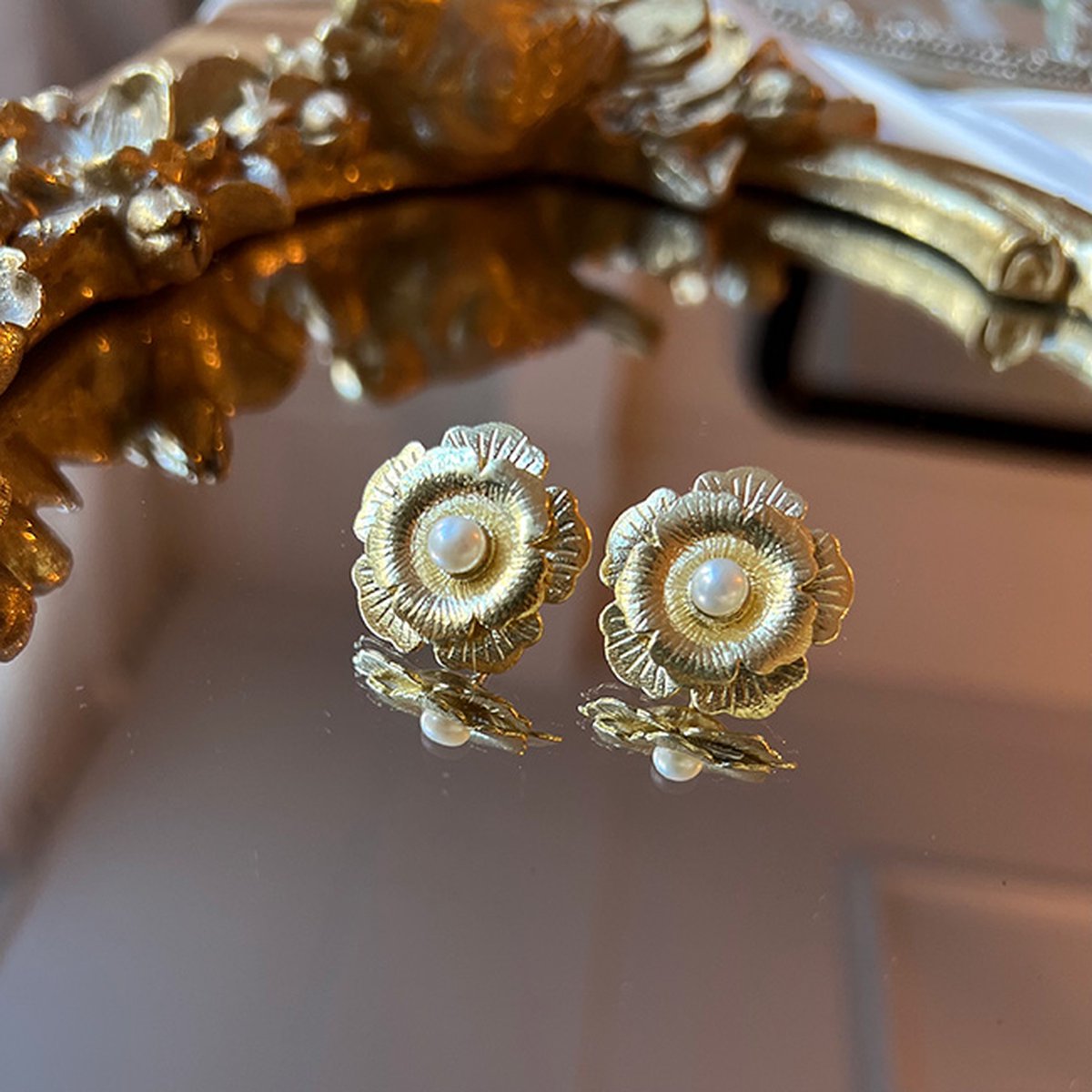 Le Rêve Amsterdam Oorbellen met bloem en parel - goud op zilver- oorknoppen