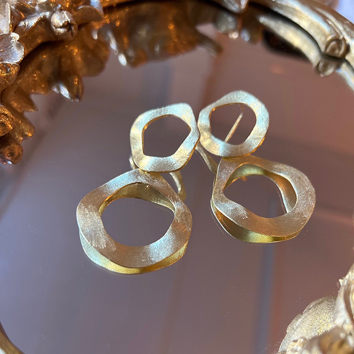 Le Rêve Amsterdam Oorbellen met semi-ronde hangers - goud op zilver- oorstekers