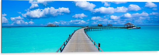 Dibond - Tropisch Resort met Steigers over Helder Blauwe Oceaan - 120x40 cm Foto op Aluminium (Wanddecoratie van metaal)