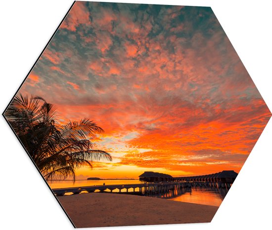 Dibond Hexagon - Zonsondergang op het Strand met Palmbomen en Paalwoningen - 60x52.2 cm Foto op Hexagon (Met Ophangsysteem)