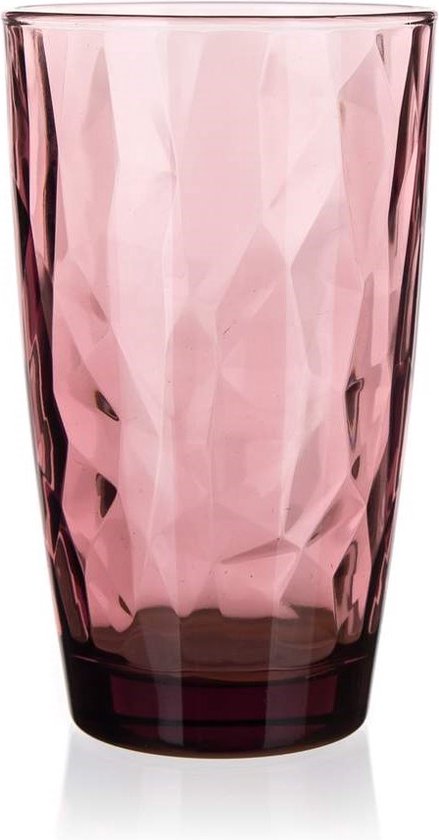 Hoog paars glas met een facetgeslepen patroon.