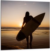 Dibond - Achteraanzicht van Surfer lopend over het Strand - 100x100 cm Foto op Aluminium (Wanddecoratie van metaal)