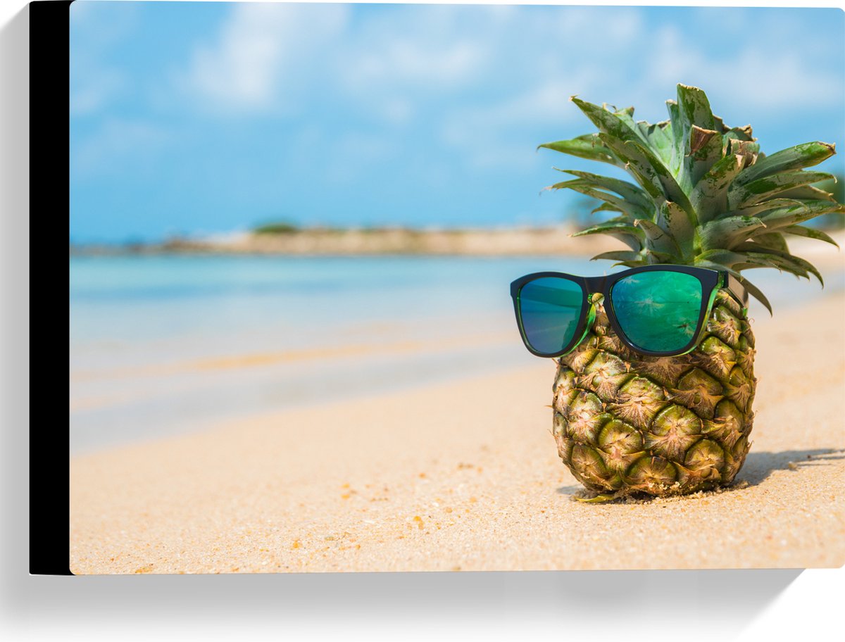 Canvas - Ananas met Zonnebril Chillend op het Strand - 40x30 cm Foto op Canvas Schilderij (Wanddecoratie op Canvas)