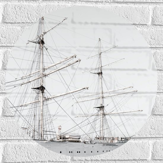 Ronde muursticker met een zwart-wit detail van de masten van een groot zeilschip tegen een witte achtergrond.