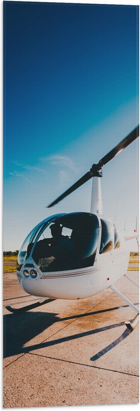 WallClassics - Vlag - Witte Helikopter op het Land - 30x90 cm Foto op Polyester Vlag