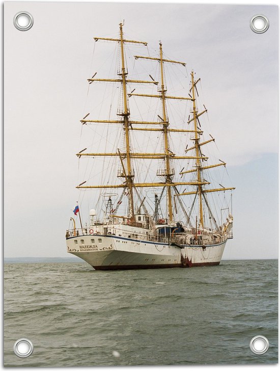 WallClassics - Tuinposter – Wit Groot Schip op Zee - 30x40 cm Foto op Tuinposter (wanddecoratie voor buiten en binnen)