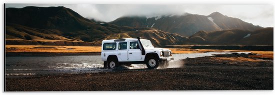 WallClassics - Dibond - Witte Grote Auto door het Water bij het Berglandschap - 60x20 cm Foto op Aluminium (Wanddecoratie van metaal)