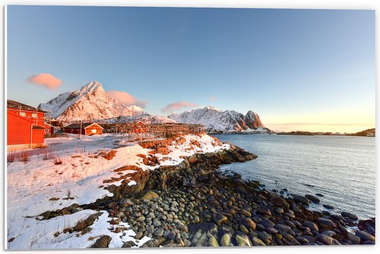 PVC Schuimplaat - Prachtig Sneeuwlandschap aan het Stromende Water in Noorwegen - 60x40 cm Foto op PVC Schuimplaat (Met Ophangsysteem)