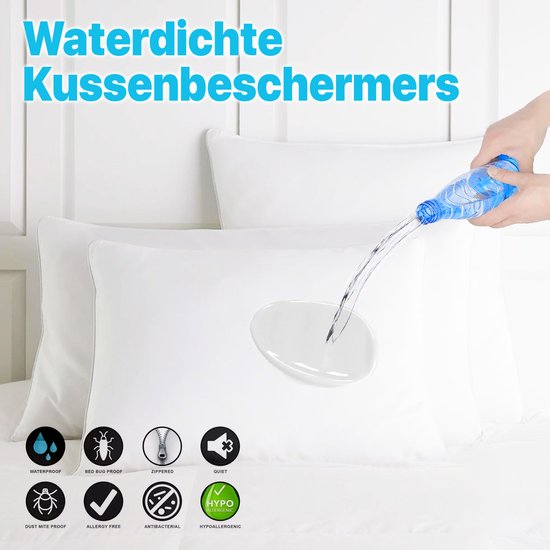 Main versant de l'eau sur une housse de coussin blanche. Icônes pour Waterproof, Anti-acariens, Zippée, Silencieuse, Anti-acariens, Hypoallergénique, Antibactérienne, Hypoallergénique.