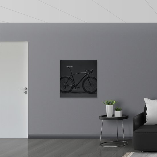 WallClassics - Dibond - Zwarte Fiets tegen Donkere Achtergrond - 80x80 cm Foto op Aluminium (Wanddecoratie van metaal)