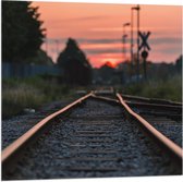 WallClassics - Vlag - Zonsondergang bij het Spoor - 80x80 cm Foto op Polyester Vlag