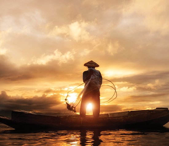 Inductieplaat Beschermer - Achteraanzicht van Visser op Houten Vissersbootje bij Zonsondergang - 60x52 cm - 2 mm Dik - Inductie Beschermer van Vinyl